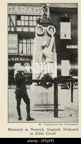 Das dem Edith Cavell gewidmete Denkmal in Norwich, England [Edith Louisa Cavell (4. Dezember 1865 bis 12. Oktober 1915) war eine britische Krankenschwester. Sie wird gefeiert, weil sie das Leben von Soldaten beider Seiten ohne Diskriminierung rettete und etwa 200 alliierten Soldaten half, während des Ersten Weltkriegs aus dem von Deutschland besetzten Belgien zu fliehen, wofür sie unter Kriegsrecht verhaftet wurde. Sie wurde des Verrats beschuldigt, von einem Kriegsgericht für schuldig befunden und zum Tode verurteilt. Trotz des internationalen Drucks um Gnade wurde sie von einem deutschen Erschießungskommando erschossen. Ihre Hinrichtung fand weltweite Verurteilung und weitreichende Anklage Stockfoto