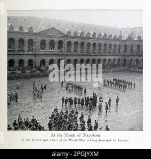 Am Grab von Napoleon an diesem historischen Ort wird ein Held des Weltkriegs für Tapferkeit aus dem Buch " Heldentaten und Tapferkeit : The book of Heroes and Personal Daring " von Elwyn Alfred Barron and Rupert Hughes, Publication Date 1920 Publisher New York : Harper & Brothers Publishers Stockfoto