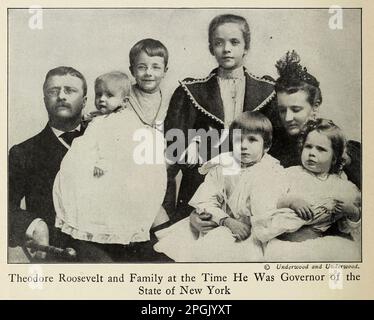 Theodore Roosevelt and Family zu der Zeit Er war Gouverneur des Staates New York aus dem Buch " Deeds of Heroism and Tapvery : the book of Heroes and Personal Daring " von Elwyn Alfred Barron und Rupert Hughes, Publikation Datum 1920 Publisher New York : Herausgeber Von Harper & Brothers Stockfoto