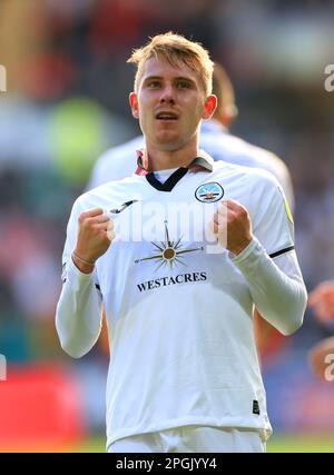 Aktenfoto von 23-10-2022 von Swansea Citys Ollie Cooper Celebrys. Der Mittelfeldspieler Ollie Cooper aus Swansea sagt „unglaublicher Fußballer“ Luka Modric hat ihn inspiriert, bestand jedoch darauf, dass er sich nicht abschrecken lassen würde, wenn er sein Debüt in Wales gegen den kroatischen Star feiert. Ausgabedatum: Donnerstag, 23. März 2023. Stockfoto