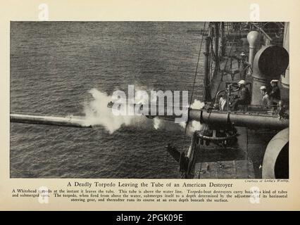 A Deadly Torpedo Leading the Tube of an American Destroyer from the book ' Deeds of Heroism and Tapvery : the book of Heroes and Personal Daring ' von Elwyn Alfred Barron und Rupert Hughes, Publication Date 1920 Publisher New York : Harper & Brothers Publishers Stockfoto
