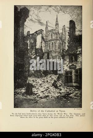 Glockenturm der Kathedrale in Ypern in keiner Stadt gab es mehr Bombardierungen als in Ypern während des Weltkriegs. Die Deutschen benutzten schwere Belagerungsgewehre, die große Löcher machten, oft 50 Meter breit und 30 Meter tief. Dieses Bild zeigt die Wirkung der großen Muscheln auf die große Kathedrale von Ypern aus dem Buch " Deeds of Heroism and Tapvery : the book of Heroes and Personal Daring " von Elwyn Alfred Barron und Rupert Hughes, Publikation Datum 1920 Publisher New York : Herausgeber Von Harper & Brothers Stockfoto