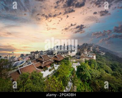 Ein malerischer Blick auf ein französisch inspiriertes Dorf im Ba Na Hills Mountain Resort, Da Nang, Vietnam Stockfoto