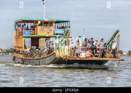 Kambodschanische Fähre beförderte Khmer-Passagiere, Güter und Fahrzeuge auf dem Tonle SAP Fluss von der Provinz Kampong Chhnang nach Kampong Leaeng, Kambodscha, Asien Stockfoto