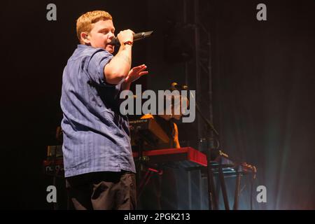 KAE Tempest tritt während des 40. Jahrestags des WOMAD Festivals auf der Bühne auf, Charlton Park, Malmesbury, England. 29. Juli 2022 Stockfoto