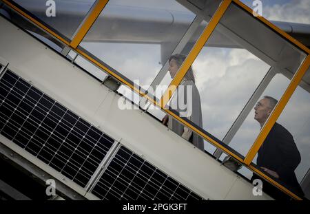 EINDHOVEN - Minister Kajsa Ollongren (Verteidigung) und Generalsekretär der NATO Jens Stoltenberg anlässlich der Veranstaltung des MMF IOC auf dem Luftwaffenstützpunkt Eindhoven. Auf der Sitzung wird darüber nachgedacht, dass die multinationale MRTT-Flotte (MMF) ihre anfängliche Einsatzfähigkeit erreicht. Das bedeutet, dass die NATO-Flotte von neun Flugzeugen eingesetzt werden kann. ANP ROBIN VAN LONKHUIJSEN niederlande raus - belgien raus Stockfoto