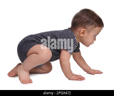 Niedliches kleines Baby kriecht auf weißem Hintergrund Stockfoto