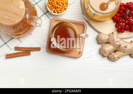 Immunitätssteigerung Tee mit Zutaten auf weißem Holztisch Stockfoto