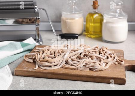 Ungekochter, hausgemachter Soba mit Holzbrett auf dem Tisch Stockfoto