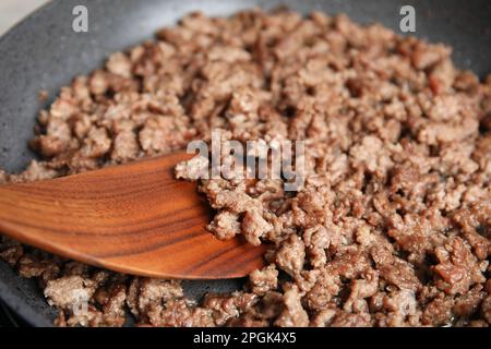 Ich koche Hackfleisch in der Bratpfanne, Nahaufnahme Stockfoto