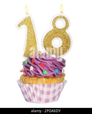 Zum 18. Geburtstag. Köstlicher Cupcake mit zahlenförmigen Kerzen für eine Party auf weißem Hintergrund Stockfoto