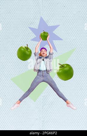 Vertikale kreative Collage Foto eines Jüngsten, der springt verrücktes vegetarisches Mädchen Sporty Have Fun Hold Green REpe Apple isoliert auf blauem Hintergrund Stockfoto