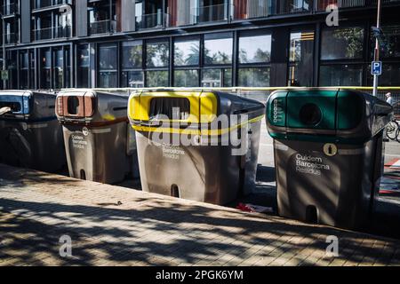 Reihe von vielen verschiedenen bunten Kunststoff-Abfallbehältern für die Mülltrennung und das Recycling in der Stadt Straße im Freien. Umweltschutz und Natur Stockfoto