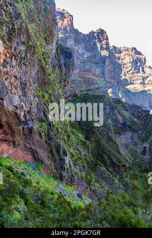 Fantastischer Wanderweg Vereda do Areeiro mit steilen felsigen Hügeln über Madeira Stockfoto