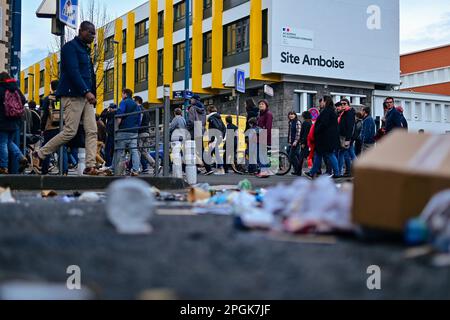 Clermont Ferrand, Auvergne Rhone Alpes, Frankreich. 23. März 2023, Clermont Ferrand, Auvergne Rhone Alpes, Frankreich: Menschen gehen an verbranntem Müll auf der Straße vorbei. Frankreich streikt erneut gegen die zutiefst unpopuläre Rentenreform, die Ministerpräsident Elisabeth letzte Woche unter Verwendung von Artikel 49,3 durch das Parlament gedrängt hat. Am Mittwoch kündigte Präsident Macron im Fernsehen an, dass er sich dafür aussprach, dass die Renten noch vor Jahresende umgesetzt werden. (Kreditbild: © Adrien Fillon/ZUMA Press Wire) NUR REDAKTIONELLE VERWENDUNG! Nicht für den kommerziellen GEBRAUCH! Kredit: ZUMA Press, Inc./Alamy Live News Stockfoto