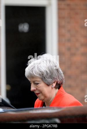 Theresa May MP verlässt 10 Downing Street nach einem Empfang für das englische Cricket-Team T20 am 22. März 2023. (Tür Nr. 12 dahinter) Stockfoto