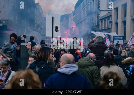 Clermont Ferrand, Auvergne Rhone Alpes, Frankreich. 23. März 2023, Clermont Ferrand, Auvergne Rhone Alpes, Frankreich: Die Leute schauen auf die Cortege. Frankreich streikt erneut gegen die zutiefst unpopuläre Rentenreform, die Ministerpräsident Elisabeth letzte Woche unter Verwendung von Artikel 49,3 durch das Parlament gedrängt hat. Am Mittwoch kündigte Präsident Macron im Fernsehen an, dass er sich dafür aussprach, dass die Renten noch vor Jahresende umgesetzt werden. (Kreditbild: © Adrien Fillon/ZUMA Press Wire) NUR REDAKTIONELLE VERWENDUNG! Nicht für den kommerziellen GEBRAUCH! Kredit: ZUMA Press, Inc./Alamy Live News Stockfoto