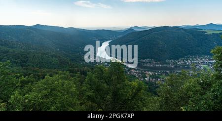 Flusstal Labe mit Hügeln des Ceske stredohori Gebirges um den Vysoky Gebirgshügel in der Nähe der Stadt Usti nad Labem in der tschechischen republik während der wunderschönen s Stockfoto