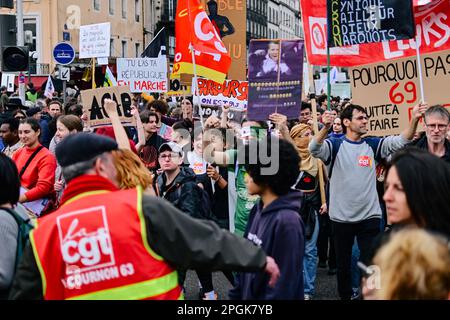 Clermont Ferrand, Auvergne Rhone Alpes, Frankreich. 23. März 2023, Clermont Ferrand, Auvergne Rhone Alpes, Frankreich: Die Vorderseite der Studentengemeinschaft. Frankreich streikt erneut gegen die zutiefst unpopuläre Rentenreform, die Ministerpräsident Elisabeth letzte Woche unter Verwendung von Artikel 49,3 durch das Parlament gedrängt hat. Am Mittwoch kündigte Präsident Macron im Fernsehen an, dass er sich dafür aussprach, dass die Renten noch vor Jahresende umgesetzt werden. (Kreditbild: © Adrien Fillon/ZUMA Press Wire) NUR REDAKTIONELLE VERWENDUNG! Nicht für den kommerziellen GEBRAUCH! Kredit: ZUMA Press, Inc./Alamy Live News Stockfoto