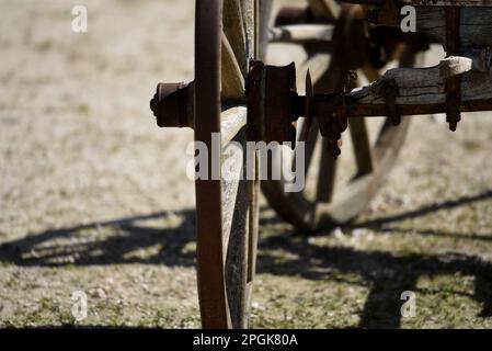 Altes Wagenrad aus Holz. Stockfoto