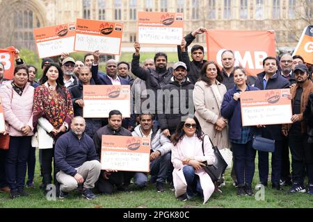 Arbeiter des Lebensmittellieferanten Pilgrims Food Masters veranstalten vor Houses of Parliament, London, einen Protest, da sie sagen, dass 1.000 Mitarbeiter des Unternehmens einem Brand ausgesetzt sind und wieder eingestellt werden könnten. Stockfoto