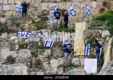 Jerusalem, Israel. 23. März 2023. Protest gegen die Justizreform über Jerusalems alte Mauern in Jerusalem, Israel, am 23. März 2023. Israelische Anti-Reformen-Aktivisten hängen eine riesige israelische Flagge und die Unabhängigkeitserklärung des Landes an die Mauern der Altstadt von Jerusalem während eines Protestaktes gegen die Justizreform. (Foto: matan Golan/Sipa USA) Guthaben: SIPA USA/Alamy Live News Stockfoto