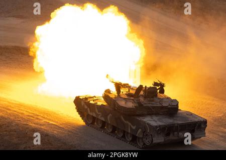 Seoul, Südkorea. 22. März 2023. Ein Panzer der südkoreanischen Armee K1A1, hergestellt von Hyundai Rotem Co., feuert während einer kombinierten Feuerübung mit der US-Armee am Rodriguez Range in Pocheon, Südkorea, am Mittwoch, den 22. März 2023. Fotograf: SeongJoon Cho/Pool via Credit: SIPA USA/Alamy Live News Stockfoto