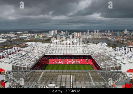 Manchester, Vereinigtes Königreich, 23. März 2023. Das Old Trafford von Manchester United wird einen Tag nach der Verlängerung der Frist für die zweite Gebotsrunde für den Club am Mittwoch gesehen. Unter einigen wird zunehmend befürchtet, dass die Glasierer versuchen könnten, das Interesse der Bieter zu nutzen, um den Preis zu erhöhen, um eine Hebelwirkung für ein Darlehen zu erzeugen, Manchester, Vereinigtes Königreich. Kredit: Jon Super/Alamy Live News. Stockfoto