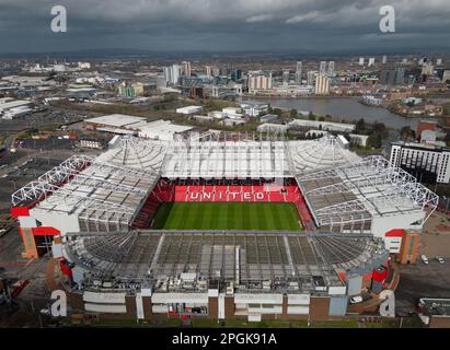 Manchester, Vereinigtes Königreich, 23. März 2023. Das Old Trafford von Manchester United wird einen Tag nach der Verlängerung der Frist für die zweite Gebotsrunde für den Club am Mittwoch gesehen. Unter einigen wird zunehmend befürchtet, dass die Glasierer versuchen könnten, das Interesse der Bieter zu nutzen, um den Preis zu erhöhen, um eine Hebelwirkung für ein Darlehen zu erzeugen, Manchester, Vereinigtes Königreich. Kredit: Jon Super/Alamy Live News. Stockfoto