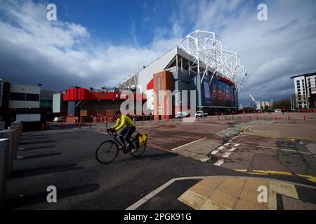 Manchester, Vereinigtes Königreich, 23. März 2023. Das Old Trafford von Manchester United wird einen Tag nach der Verlängerung der Frist für die zweite Gebotsrunde für den Club am Mittwoch gesehen. Unter einigen wird zunehmend befürchtet, dass die Glasierer versuchen könnten, das Interesse der Bieter zu nutzen, um den Preis zu erhöhen, um eine Hebelwirkung für ein Darlehen zu erzeugen, Manchester, Vereinigtes Königreich. Kredit: Jon Super/Alamy Live News. Stockfoto