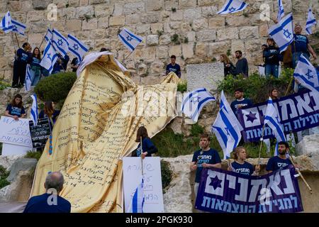 Jerusalem, Israel. 23. März 2023. Protest gegen die Justizreform über Jerusalems alte Mauern in Jerusalem, Israel, am 23. März 2023. Israelische Anti-Reformen-Aktivisten hängen eine riesige israelische Flagge und die Unabhängigkeitserklärung des Landes an die Mauern der Altstadt von Jerusalem während eines Protestaktes gegen die Justizreform. (Foto: matan Golan/Sipa USA) Guthaben: SIPA USA/Alamy Live News Stockfoto