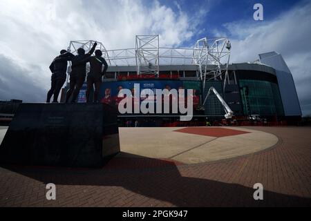 Manchester, Vereinigtes Königreich, 23. März 2023. Das Old Trafford von Manchester United wird einen Tag nach der Verlängerung der Frist für die zweite Gebotsrunde für den Club am Mittwoch gesehen. Unter einigen wird zunehmend befürchtet, dass die Glasierer versuchen könnten, das Interesse der Bieter zu nutzen, um den Preis zu erhöhen, um eine Hebelwirkung für ein Darlehen zu erzeugen, Manchester, Vereinigtes Königreich. Kredit: Jon Super/Alamy Live News. Stockfoto