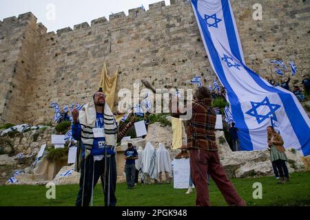 Jerusalem, Israel. 23. März 2023. Protest gegen die Justizreform über Jerusalems alte Mauern in Jerusalem, Israel, am 23. März 2023. Israelische Anti-Reformen-Aktivisten hängen eine riesige israelische Flagge und die Unabhängigkeitserklärung des Landes an die Mauern der Altstadt von Jerusalem während eines Protestaktes gegen die Justizreform. (Foto: matan Golan/Sipa USA) Guthaben: SIPA USA/Alamy Live News Stockfoto