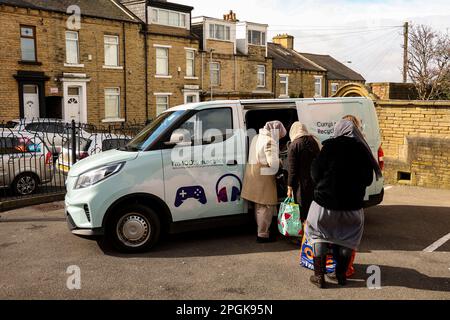 REDAKTIONELLE VERWENDUNG NUR ein Elektrowagen sammelt alte und unerwünschte Technologie aus Haushalten in Bradford im Rahmen von „Currys Collect“, einem neuen Haus-zu-Haus-Recycling-Service für Pilotprojekte, um das Bewusstsein für Elektroschrott zu schärfen. Foto: Donnerstag, 23. März. Stockfoto