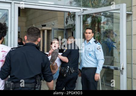 Anti-Reform-Protest vor der Polizeistation Tel Aviv in Tel Aviv, Israel am 23. März 2023. Die Demonstranten gegen die Gesetzesüberholung sind tot in einer Kunsteinrichtung vor dem Polizeihauptquartier von Tel Aviv. Sie fordern die Polizei auf, sich nicht dem Druck von Itamar Ben Gvir zu ergeben. minister für nationale Sicherheit, der von der israelischen Polizei verlangt, entschlossen gegen die Proteste im ganzen Land vorzugehen. Die Demonstranten wurden verhaftet. Manche halten ein Schild mit Itamar Ben Gvir in der Hand, mit einer Waffe und einem Tank voller Treibstoff, auf dem "Pyroman" steht. (Foto: Matan Golan/Sipa USA) Stockfoto
