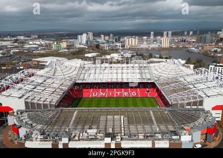 Manchester, Vereinigtes Königreich, 23. März 2023. Das Old Trafford von Manchester United wird einen Tag nach der Verlängerung der Frist für die zweite Gebotsrunde für den Club am Mittwoch gesehen. Unter einigen wird zunehmend befürchtet, dass die Glasierer versuchen könnten, das Interesse der Bieter zu nutzen, um den Preis zu erhöhen, um eine Hebelwirkung für ein Darlehen zu erzeugen, Manchester, Vereinigtes Königreich. Kredit: Jon Super/Alamy Live News. Stockfoto