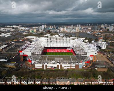 Manchester, Vereinigtes Königreich, 23. März 2023. Das Old Trafford von Manchester United wird einen Tag nach der Verlängerung der Frist für die zweite Gebotsrunde für den Club am Mittwoch gesehen. Unter einigen wird zunehmend befürchtet, dass die Glasierer versuchen könnten, das Interesse der Bieter zu nutzen, um den Preis zu erhöhen, um eine Hebelwirkung für ein Darlehen zu erzeugen, Manchester, Vereinigtes Königreich. Kredit: Jon Super/Alamy Live News. Stockfoto