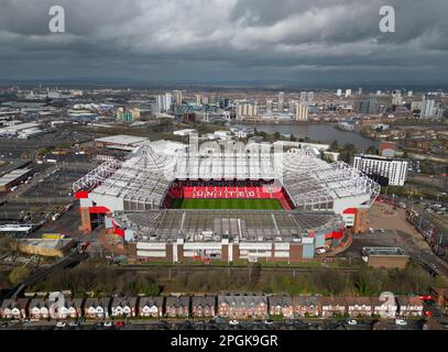 Manchester, Vereinigtes Königreich, 23. März 2023. Das Old Trafford von Manchester United wird einen Tag nach der Verlängerung der Frist für die zweite Gebotsrunde für den Club am Mittwoch gesehen. Unter einigen wird zunehmend befürchtet, dass die Glasierer versuchen könnten, das Interesse der Bieter zu nutzen, um den Preis zu erhöhen, um eine Hebelwirkung für ein Darlehen zu erzeugen, Manchester, Vereinigtes Königreich. Kredit: Jon Super/Alamy Live News. Stockfoto