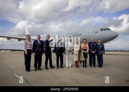 EINDHOVEN - Verteidigungsminister Norwegens Anne Marie Aanerud, Verteidigungsminister Luxemburgs, FRANCOIS Bausch, Generalsekretär der NATO Jens Stoltenberg, Binnenmarktkommissar Thierry Breton, Verteidigungsminister Kajsa Ollongren, Verteidigungsminister Belgiens Ludivine Dedonder und Verteidigungsminister der Bundesrepublik Deutschland Siemtje Möller (VLNR) während der Veranstaltung des MMF IOC am Luftwaffenstützpunkt Eindhoven. Auf der Sitzung wird darüber nachgedacht, dass die multinationale MRTT-Flotte (MMF) ihre anfängliche Einsatzfähigkeit erreicht. Das bedeutet, dass die NATO-Flotte von neun Flugzeugen eingesetzt werden kann. ANP ROBI Stockfoto