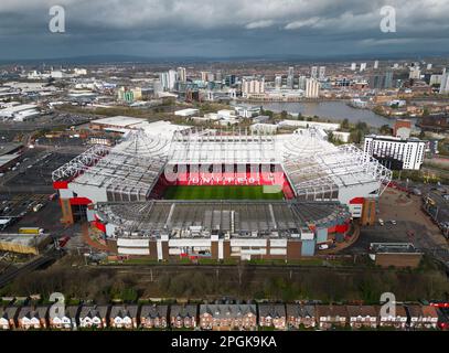 Manchester, Vereinigtes Königreich, 23. März 2023. Das Old Trafford von Manchester United wird einen Tag nach der Verlängerung der Frist für die zweite Gebotsrunde für den Club am Mittwoch gesehen. Unter einigen wird zunehmend befürchtet, dass die Glasierer versuchen könnten, das Interesse der Bieter zu nutzen, um den Preis zu erhöhen, um eine Hebelwirkung für ein Darlehen zu erzeugen, Manchester, Vereinigtes Königreich. Kredit: Jon Super/Alamy Live News. Stockfoto