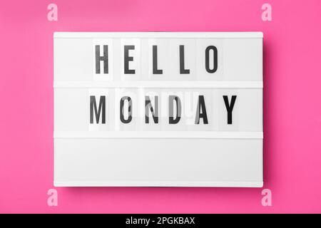 Leuchtkasten mit der Meldung „Hello Monday“ auf rosa Hintergrund, Draufsicht Stockfoto