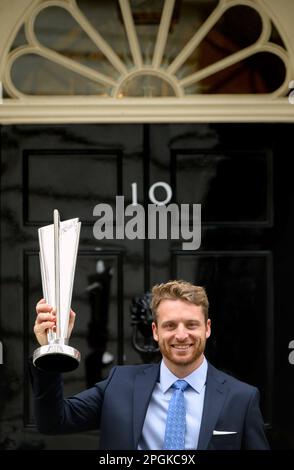 Joss Buttler, Kapitän des englischen Cricket-Teams T20, nimmt an einem Empfang mit Premierminister Rishi Sunak in der Downing Street 10 Teil, um den Gewinn zu feiern Stockfoto