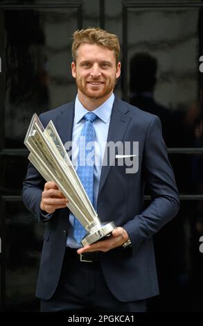 Joss Buttler, Kapitän des englischen Cricket-Teams T20, hält die Trophäe nach einem Empfang mit Premierminister Rishi Sunak in der Downing Str. 10 Stockfoto