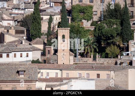 Mittelalterliche Stadt Toledo in all ihrer Pracht, mit antiken Mauern, engen Gassen und bezaubernder Schönheit Stockfoto