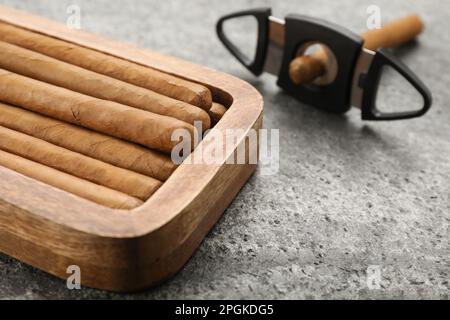 Schachtel mit Zigarren auf grauem Tisch, Nahaufnahme. Platz für Text Stockfoto