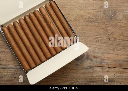 Humidor mit Zigarren auf Holztisch, Draufsicht. Platz für Text Stockfoto