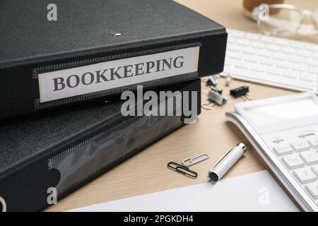 Buchhalterarbeitsplatz mit Ordnern und Dokumenten auf dem Tisch Stockfoto