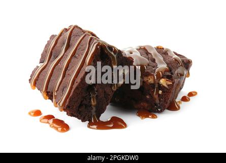 Köstliche Schokoladenbrownies mit Nüssen und Karamellsauce auf weißem Hintergrund Stockfoto