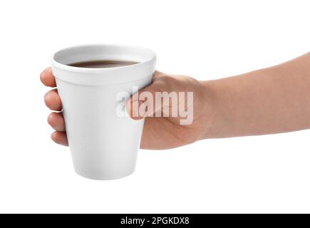 Frau mit Styroporbecher und Kaffee auf weißem Hintergrund, Nahaufnahme Stockfoto