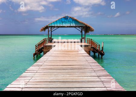 Tobago Island, Trinidad und Tobago. Eine ikonische Dachterrasse im Pigeon Point Heritage Park im Südwesten der Inselküste Stockfoto